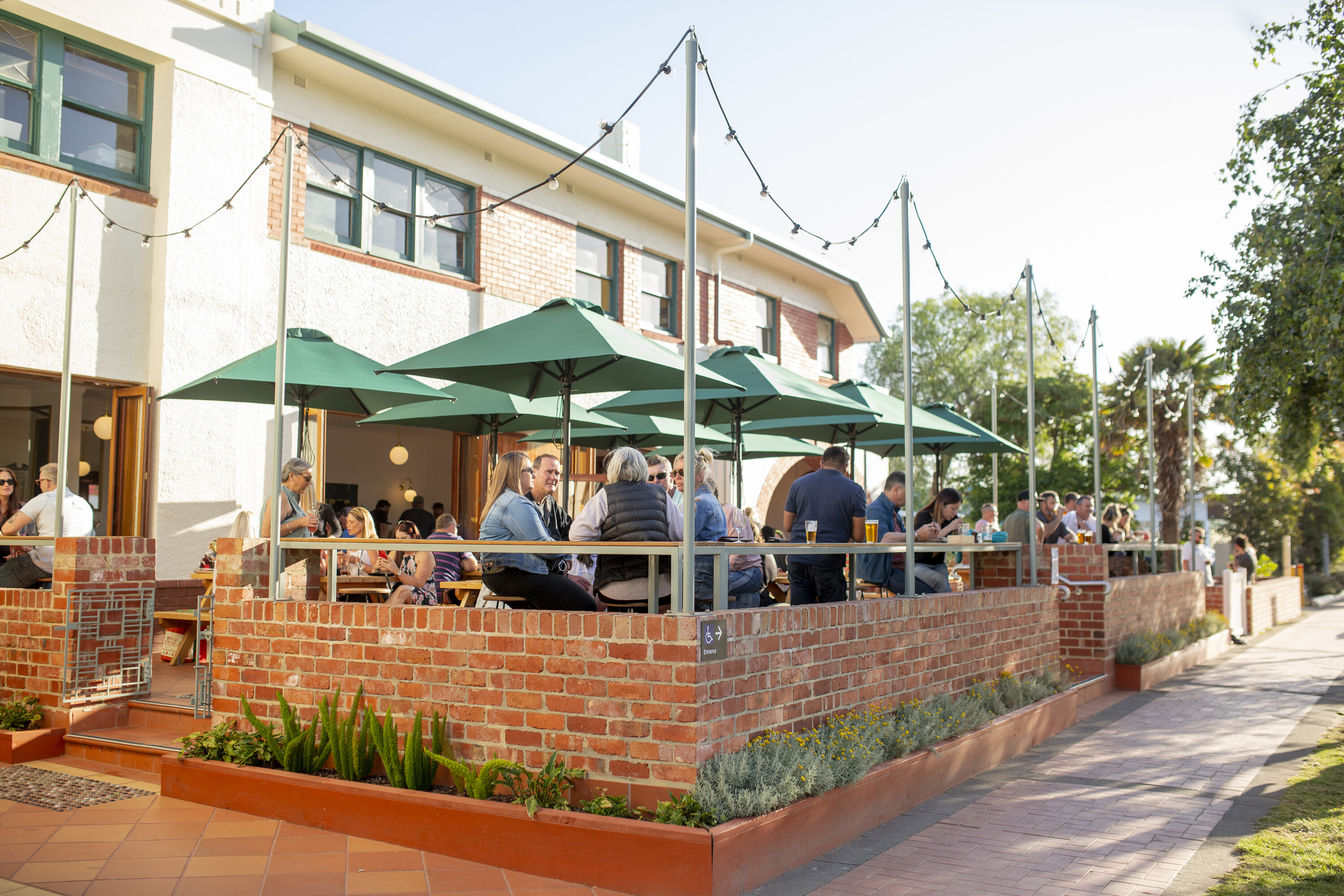 outdoor dining bridge hotel