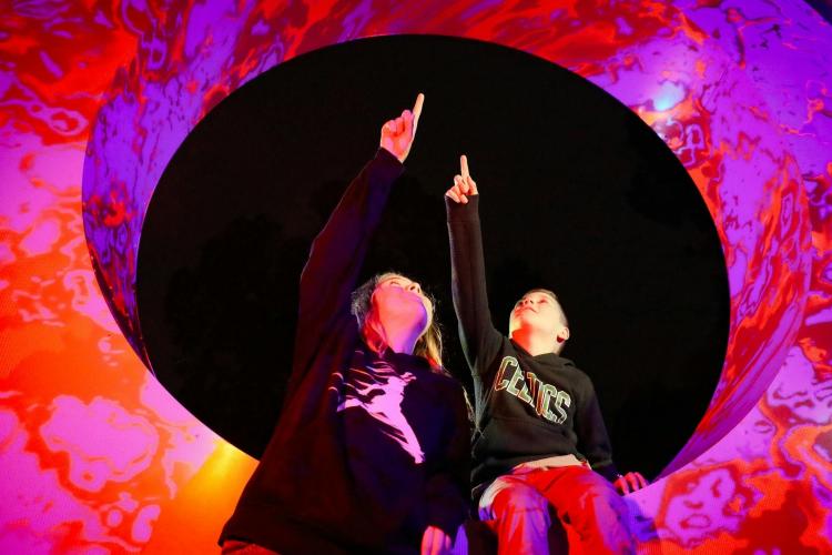 46726 children posing on stargate at LIT