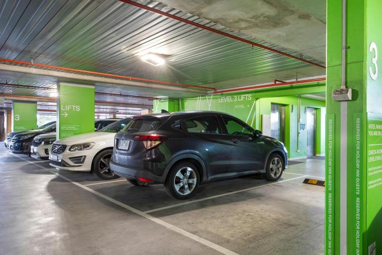 Holiday Inn Werribee has an onsite carpark