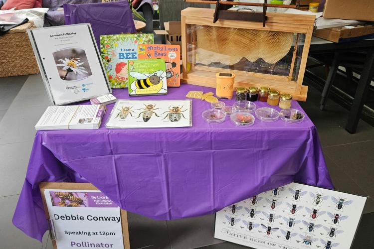 Find out fantastic honeybee facts.