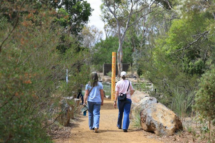 Strolling towards the Sensory Garden to discover the five sensory spaces in nature.